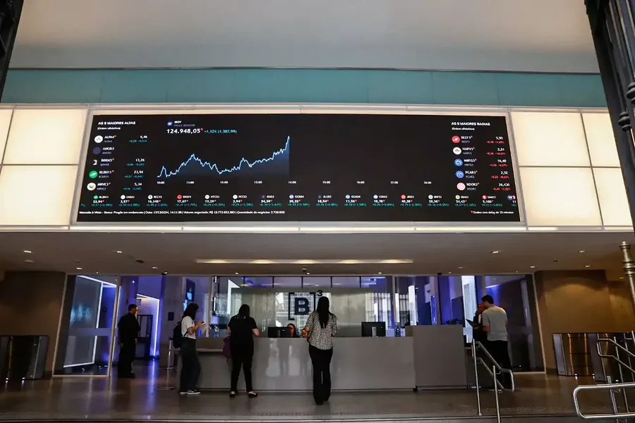 Balcão da B3 com o gráfico do índice exibido no telão.