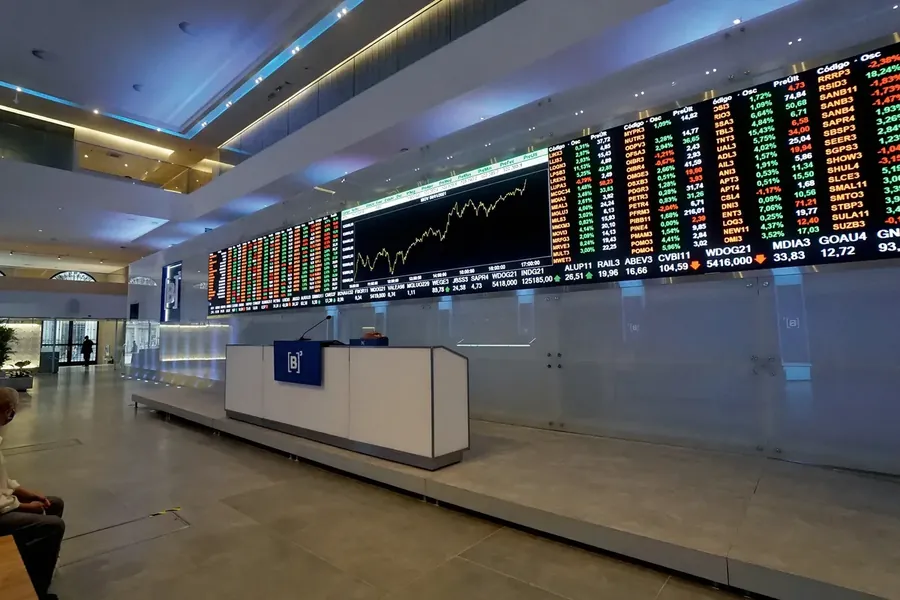Salão de cotações da B3 com o painel longo iluminado.
