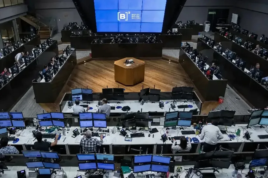 Mesa de operações da B3 vista de cima, com os operadores nas estações.